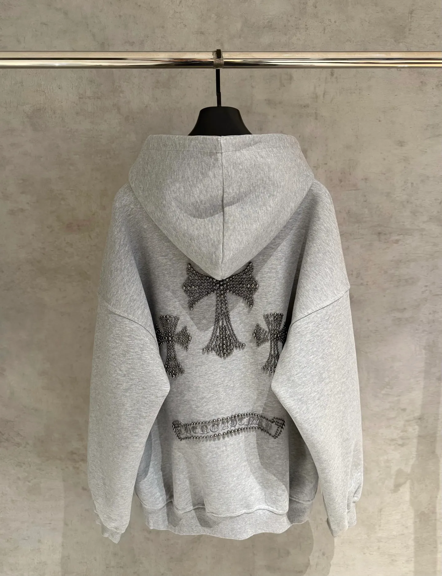 🅿️410 [Strict quality control] CH Croixin's new long-sleeved hooded sweatshirt. The fabric is made of heavy 480g double yarn fabric. Front and back embroidery➕beads. Ready-to-wear loose fit. The fabric is stiff and stylish. It does not deform or shrink. Color: black, white, floral gray. Size: M-2xl